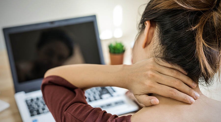 lady with neck pain because of forward head posture