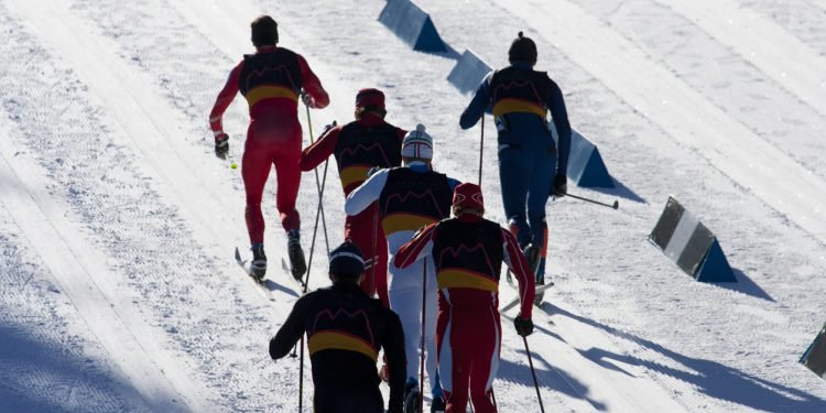 men training in the snow to improve their VO2 max